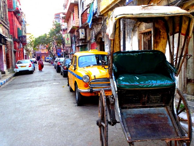 2 de los símbolos de Calcuta, su Taxi y el carro a pie